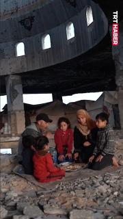 Gazze'de Filistinli bir aile, iftarını yıkılan caminin enkazında yaptı...