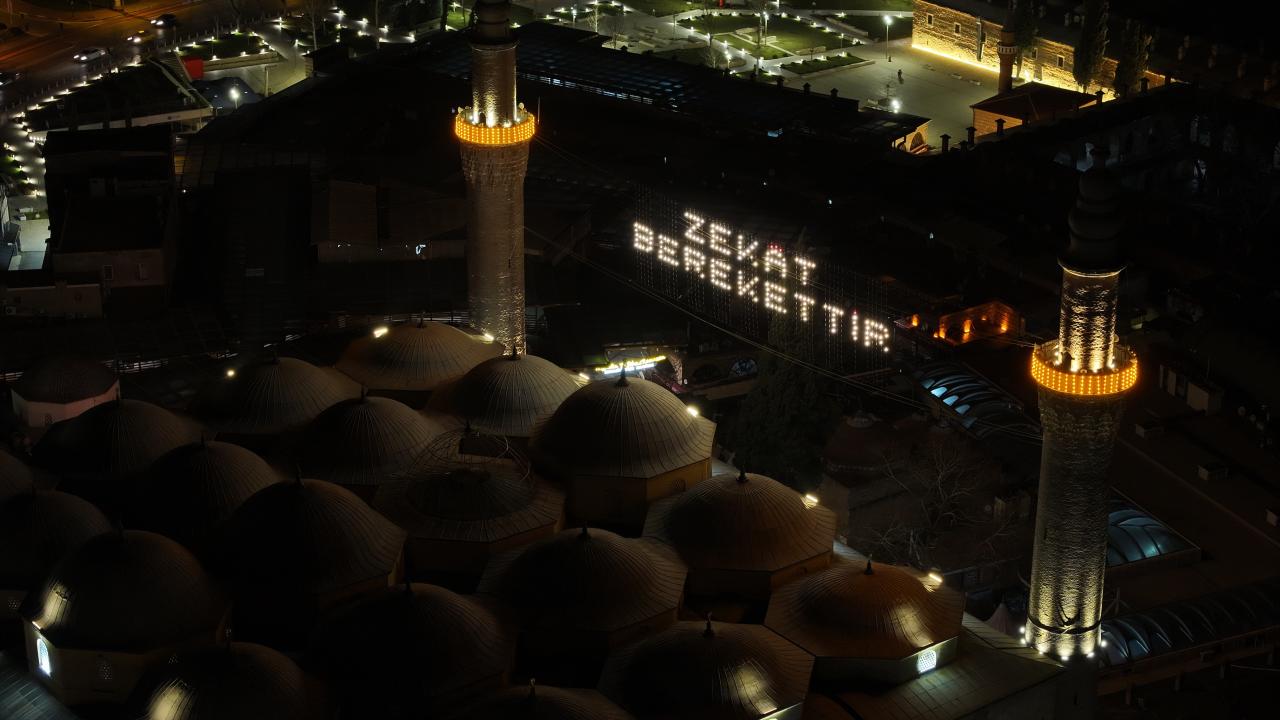 400 yıllık gelenek Ulu Cami’yi aydınlattı