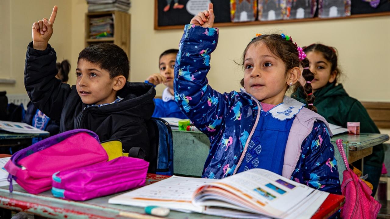 Öğretmen olmak istiyor