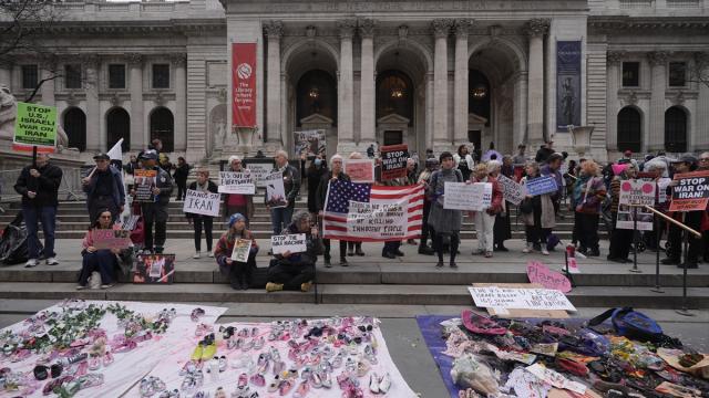 New York Halk Kütüphanesi önünde İran'da hayatını kaybeden 180 çocuk için anma töreni düzenlendi