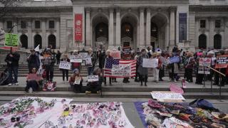 New York Halk Kütüphanesi önünde İran'da hayatını kaybeden 180 çocuk için anma töreni düzenlendi