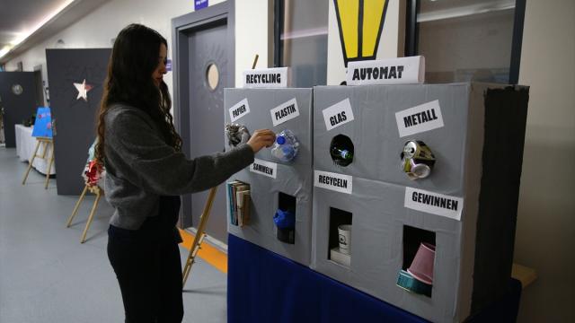 Adana'da öğrencilerin atık malzemelerden yaptıkları eserler sergilendi