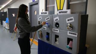 Adana'da öğrencilerin atık malzemelerden yaptıkları eserler sergilendi