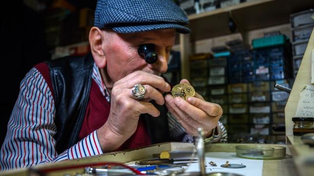 50 yıldır antika saat tamiri yapan 'İskele Arif Usta'