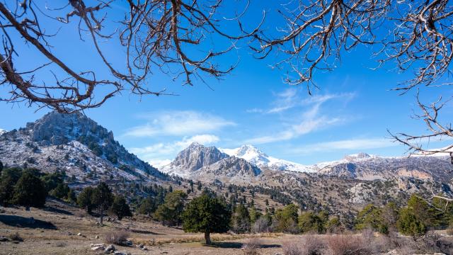 Beydağları'nın yüksek kesimlerinde kar kartpostallık görüntüler sunuyor