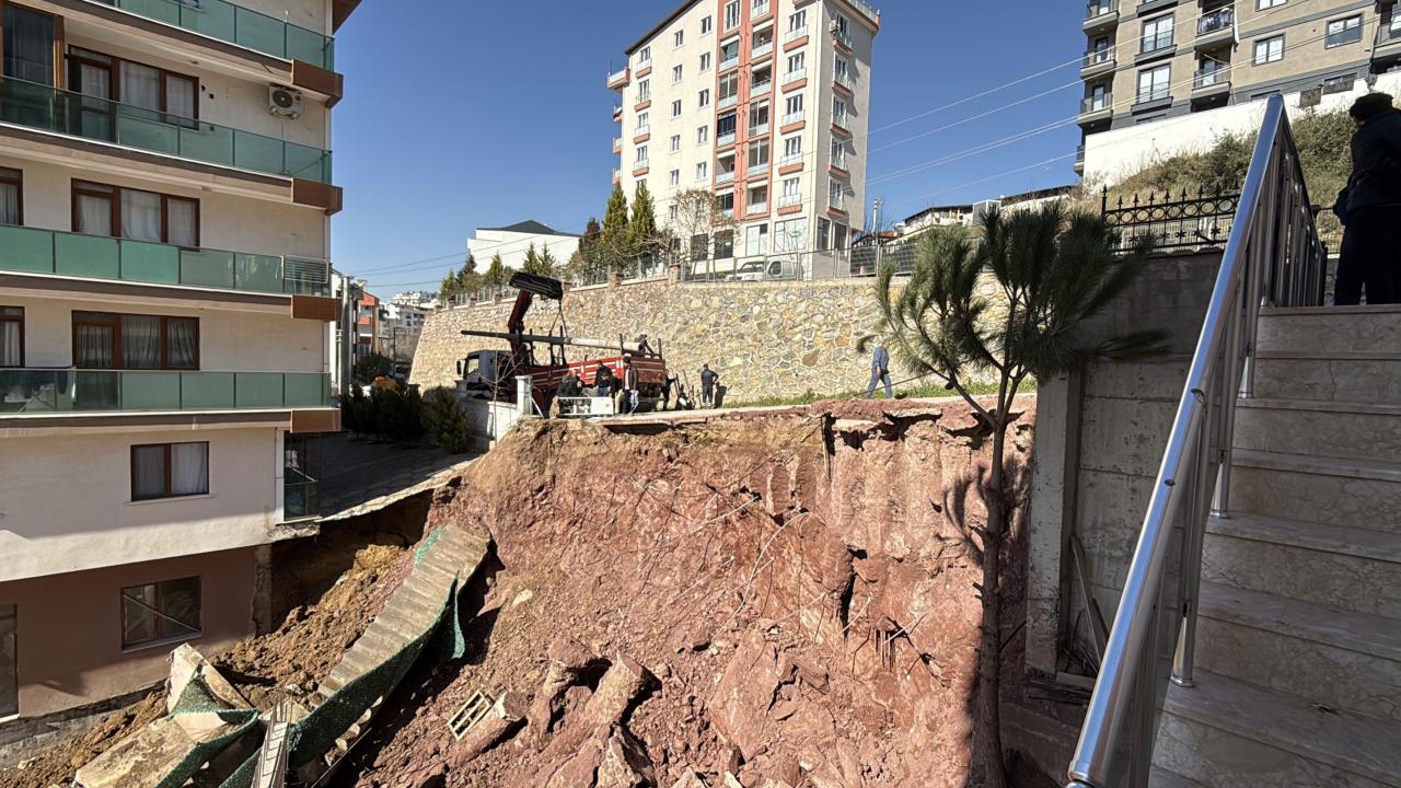 Kocaeli’de istinat duvarı çöktü