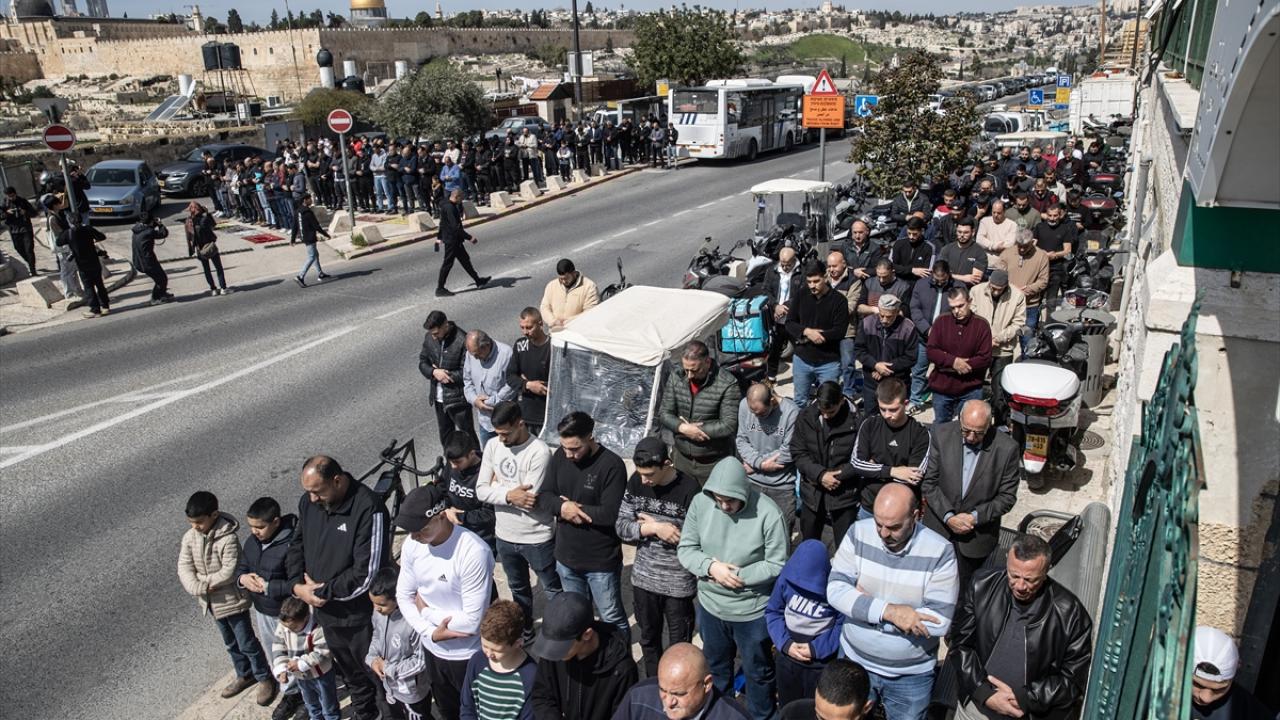 İsrail'in Mescid-i Aksa'yı ibadete kapatması üzerine Filistinliler cuma namazını sokaklarda kıldı