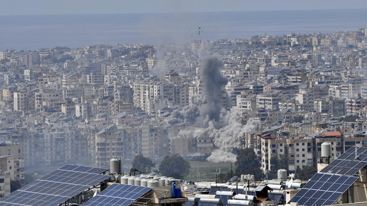 İşgalci İsrail, Beyrut'un Dahiye bölgesini bombalamayı sürdürüyor