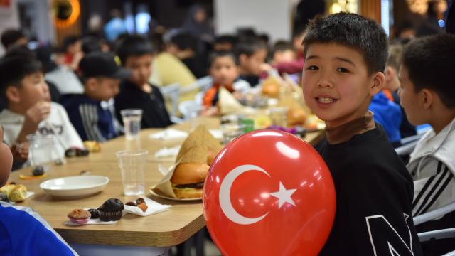 Türkiye Diyanet Vakfı, Yurt İçi ve Yurt Dışında 10 Bin Yetime Destek Sağlıyor