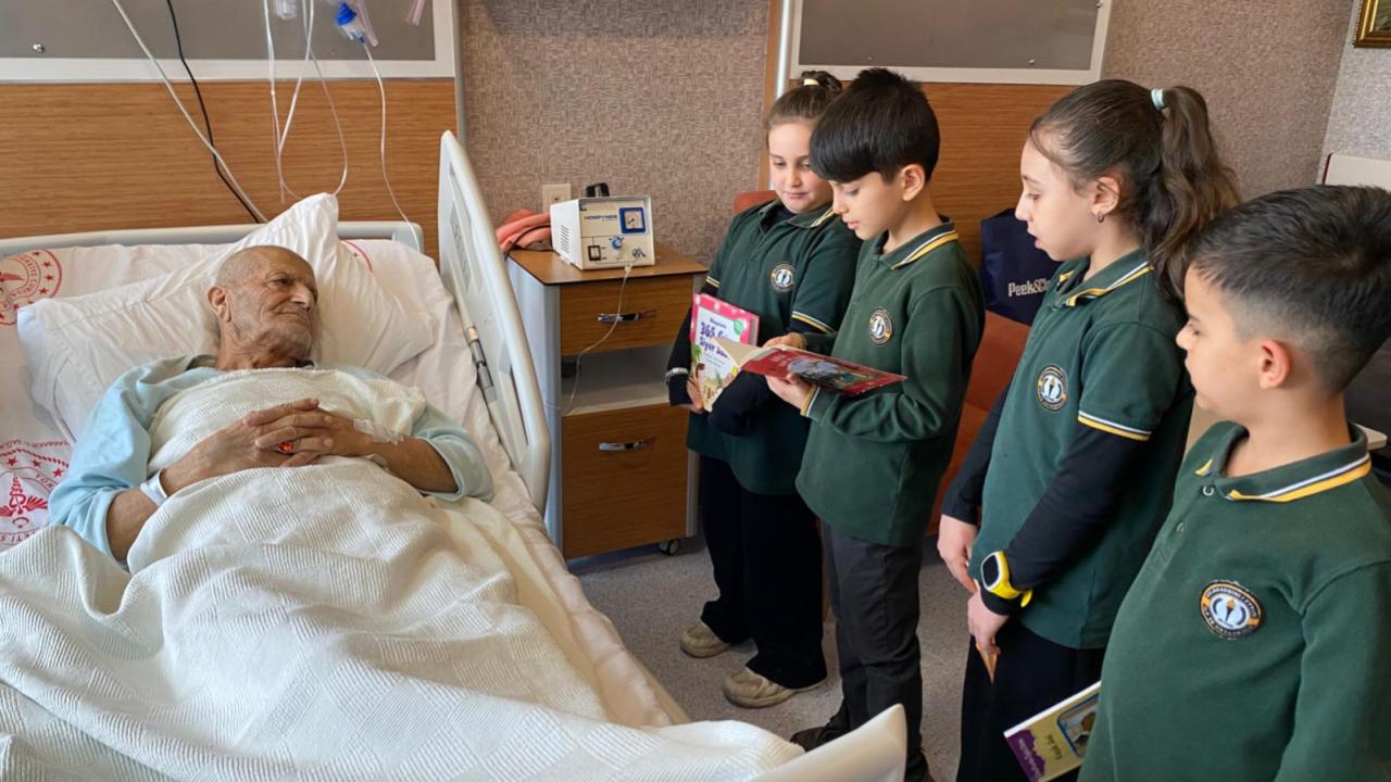 Minik öğrenciler, okudukları hikayelerle hastalara moral oluyor