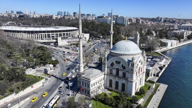 Boğaz siluetinin dikkati çeken yapılarından Dolmabahçe Camii