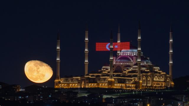 Türk bayrağı, Büyük Çamlıca Camii ve ay...