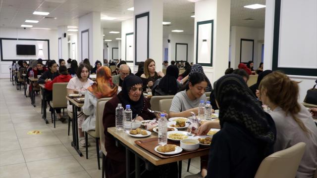 Elazığ'da kız öğrenciler huzurevi sakinleriyle iftarda ramazan coşkusunu yaşıyor