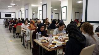 Elazığ'da kız öğrenciler huzurevi sakinleriyle iftarda ramazan coşkusunu yaşıyor