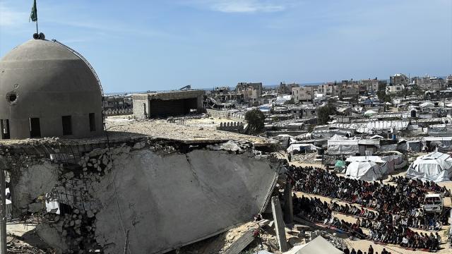 Gazze'de ramazan ayının üçüncü cuma namazı Elbani Camii enkazında kılındı