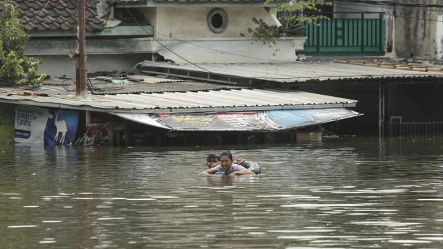 Endonezya'da şiddetli yağışlar sel felaketine yol açtı