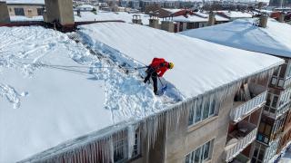 Erzurum'da kışın çatılardaki tehlikeye karşı profesyonel dağcılar "buz timi" kurdu