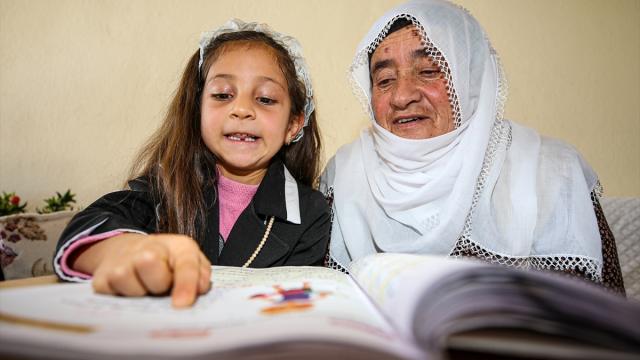 Torunu sayesinde 70 yaşında okuma yazma öğreniyor