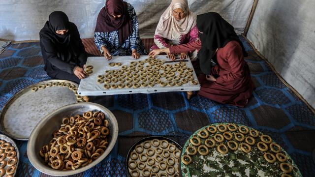 Çadır kampta yaşayan Gazzeli kadınlar, geleneksel 'bayram kurabiyesi' hazırlıyor