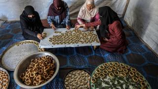 Çadır kampta yaşayan Gazzeli kadınlar, geleneksel 'bayram kurabiyesi' hazırlıyor