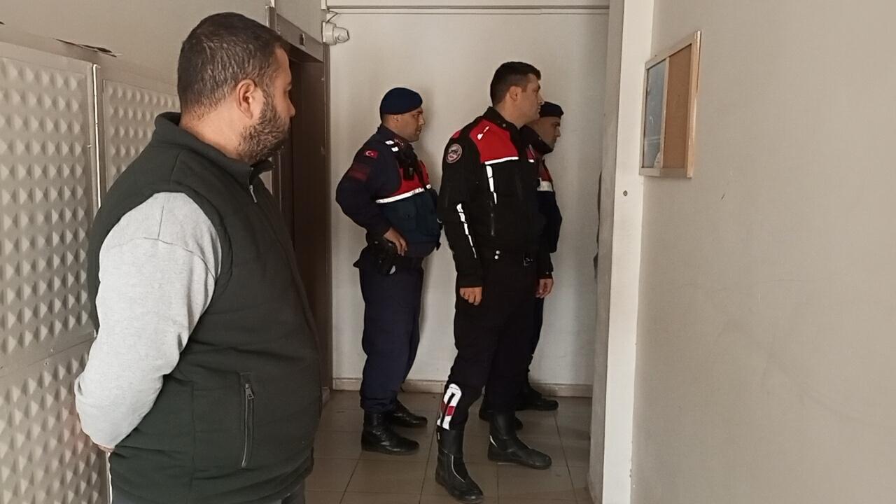 Aydın’da jandarmaya kapıyı açmayan firari hükümlü çilingir yardımıyla yakalandı