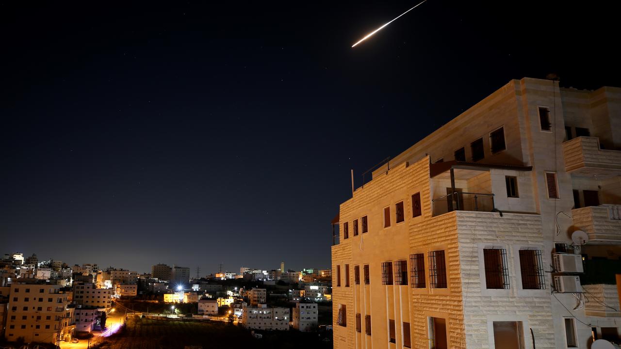 İran'dan İsrail'e fırlatılan füzeler Batı Şeria'nın semalarında görüntülendi