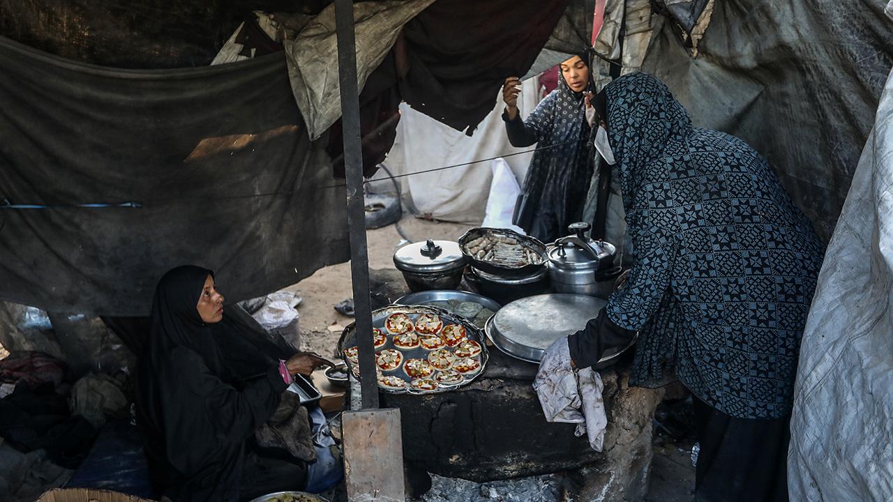 Gazze’de iftar ateşi odun ve kartonla yanıyor