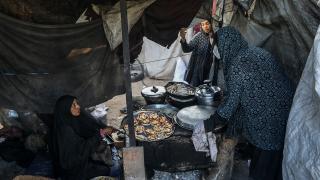 Gazze’de iftar ateşi odun ve kartonla yanıyor