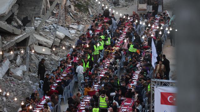 Gazze'de yerinden edilen Filistinliler için toplu iftar düzenlendi