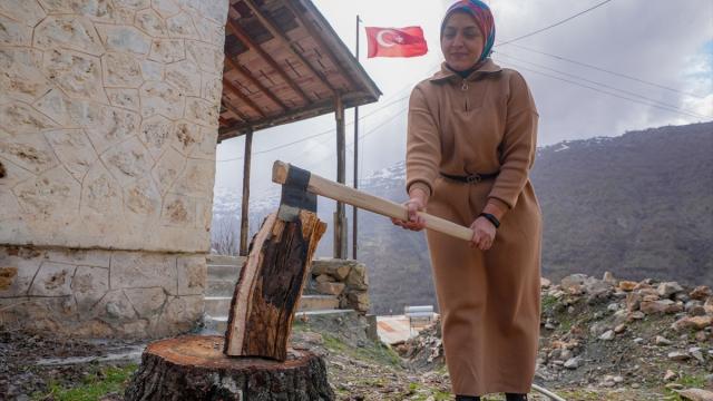 Havagül öğretmen ilk atandığı Diyarbakır'da iki öğrencisini geleceğe hazırlıyor