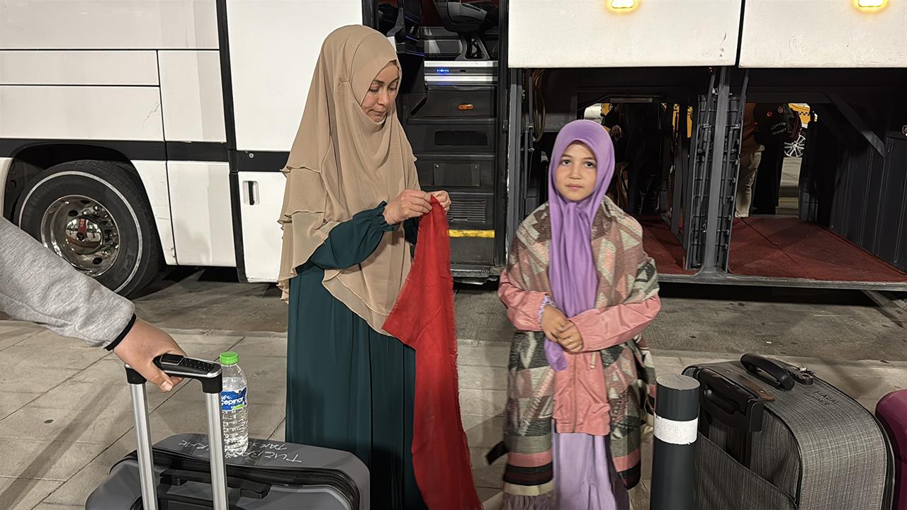 Enkazdan umre yolculuğuna…Küçük Hazal’ın hayali gerçek oldu