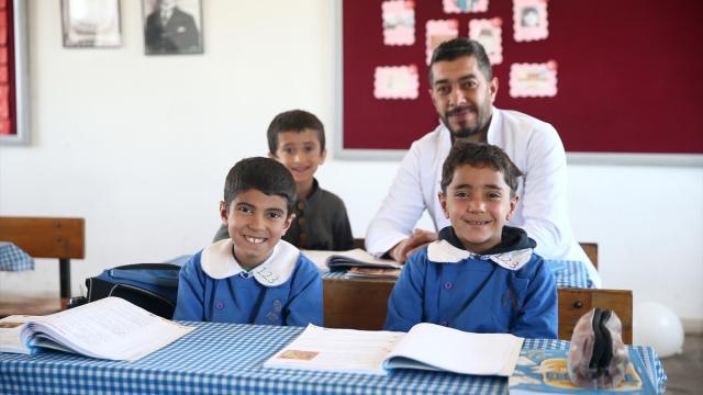 Hüseyin öğretmen, 3 öğrencisini geleceğe hazırlamak için mezranın yolunu tutuyor