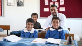 Hüseyin öğretmen, 3 öğrencisini geleceğe hazırlamak için mezranın yolunu tutuyor