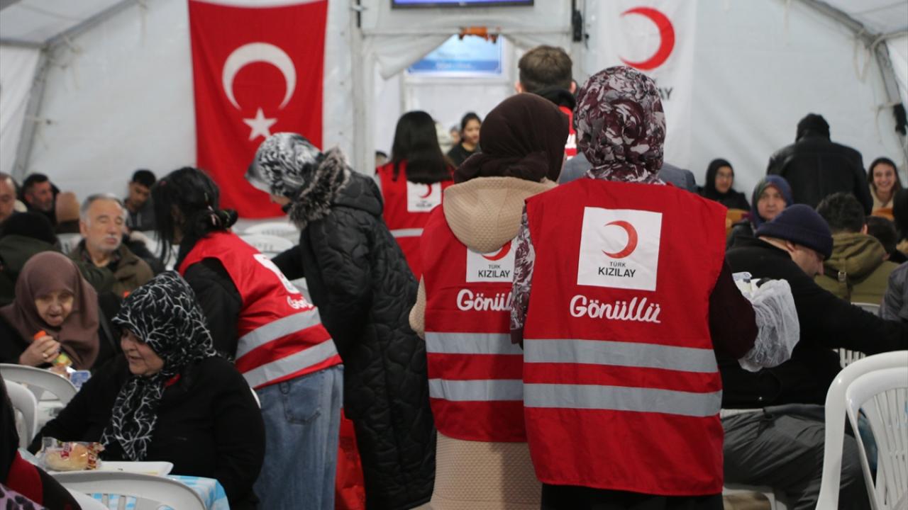 Türk Kızılayı gönüllüleri iftar çadırında görev alıyor