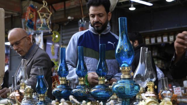 Irak'ta artan elektrik kesintileri nedeniyle halk "lale" lambalarına yöneldi