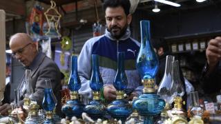 Irak'ta artan elektrik kesintileri nedeniyle halk "lale" lambalarına yöneldi