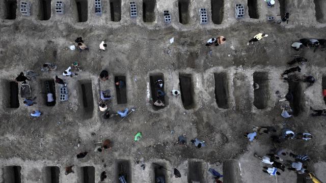 ABD-İsrail'in İran'da ilkokula düzenlediği saldırıda ölen çocuklar defnedildi