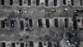 ABD-İsrail'in İran'da ilkokula düzenlediği saldırıda ölen çocuklar defnedildi