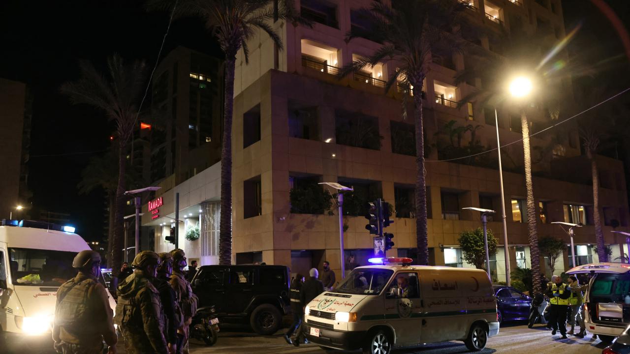 İşgalci İsrail Lübnan’da bir otele saldırdı: Ölü ve yaralılar var