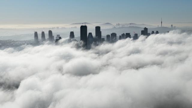 İstanbul'da etkili olan sis havadan görüntülendi