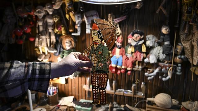 Karagöz'ü zamana uyarlayarak geleneksel Türk tiyatrosunu bugüne taşıyor