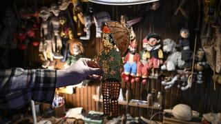 Karagöz'ü zamana uyarlayarak geleneksel Türk tiyatrosunu bugüne taşıyor