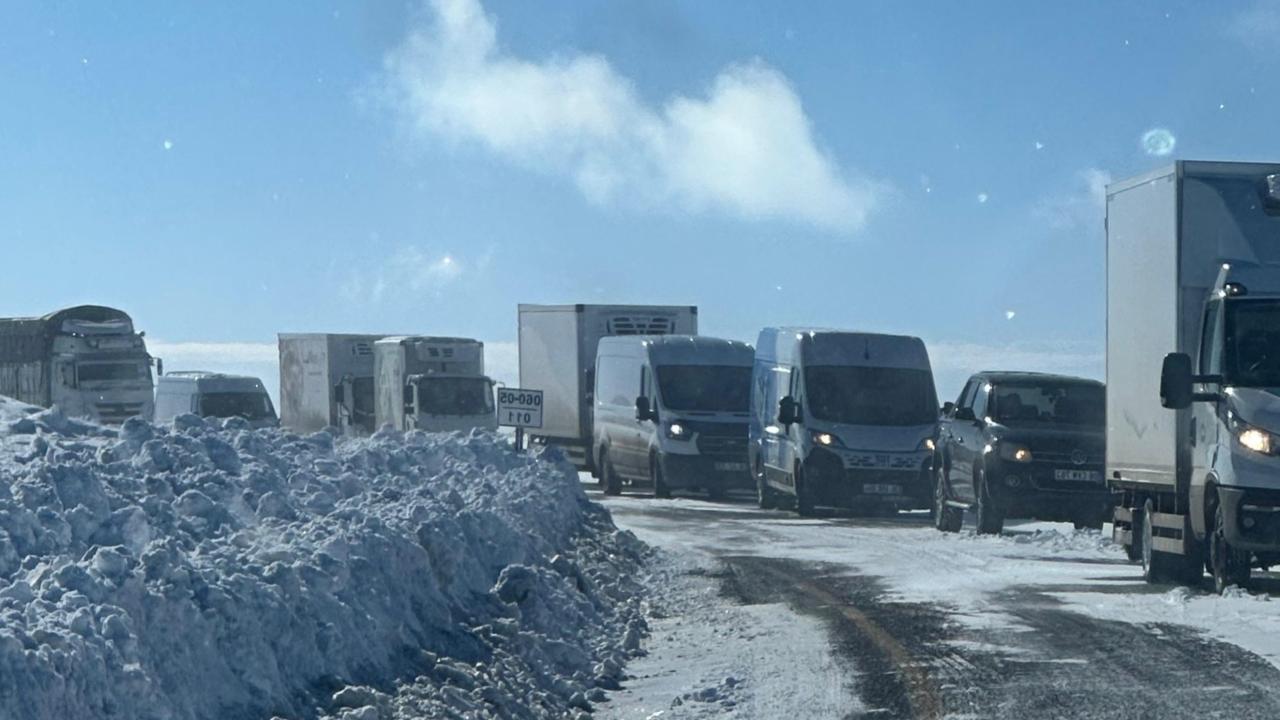 Yoğun tipi nedeniyle mahsur kalan 40 araç kurtarıldı