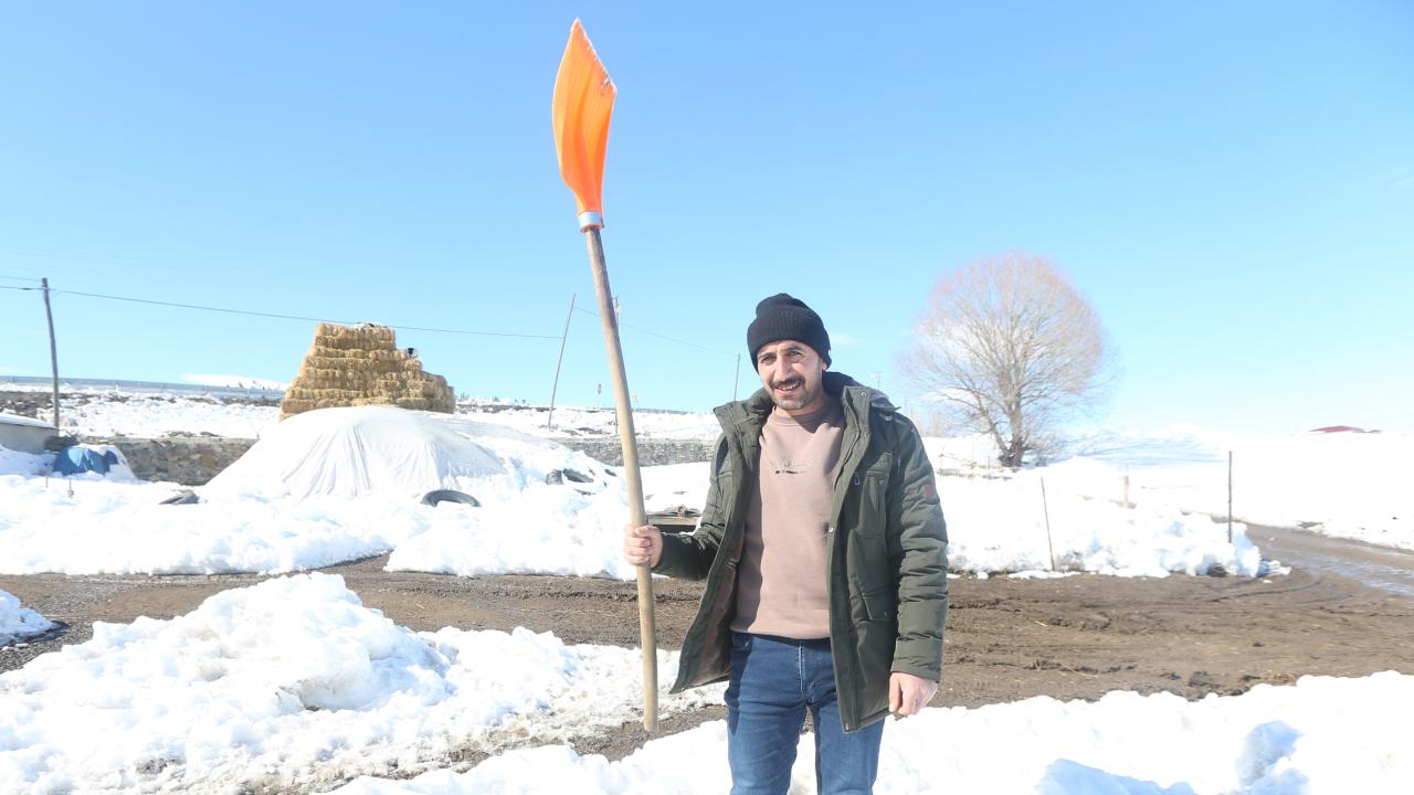 Kurtların ağzındaki yavru köpeği kürekle geri aldı