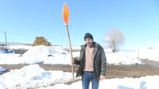 Kurtların ağzındaki yavru köpeği kürekle geri aldı