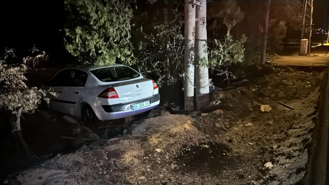 Elazığ'da Yoldan Çıkan Otomobilde 4 Kişi Yaralandı