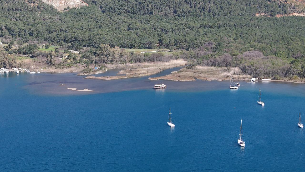 Marmaris’te deniz suyu yaklaşık 5 metre çekildi