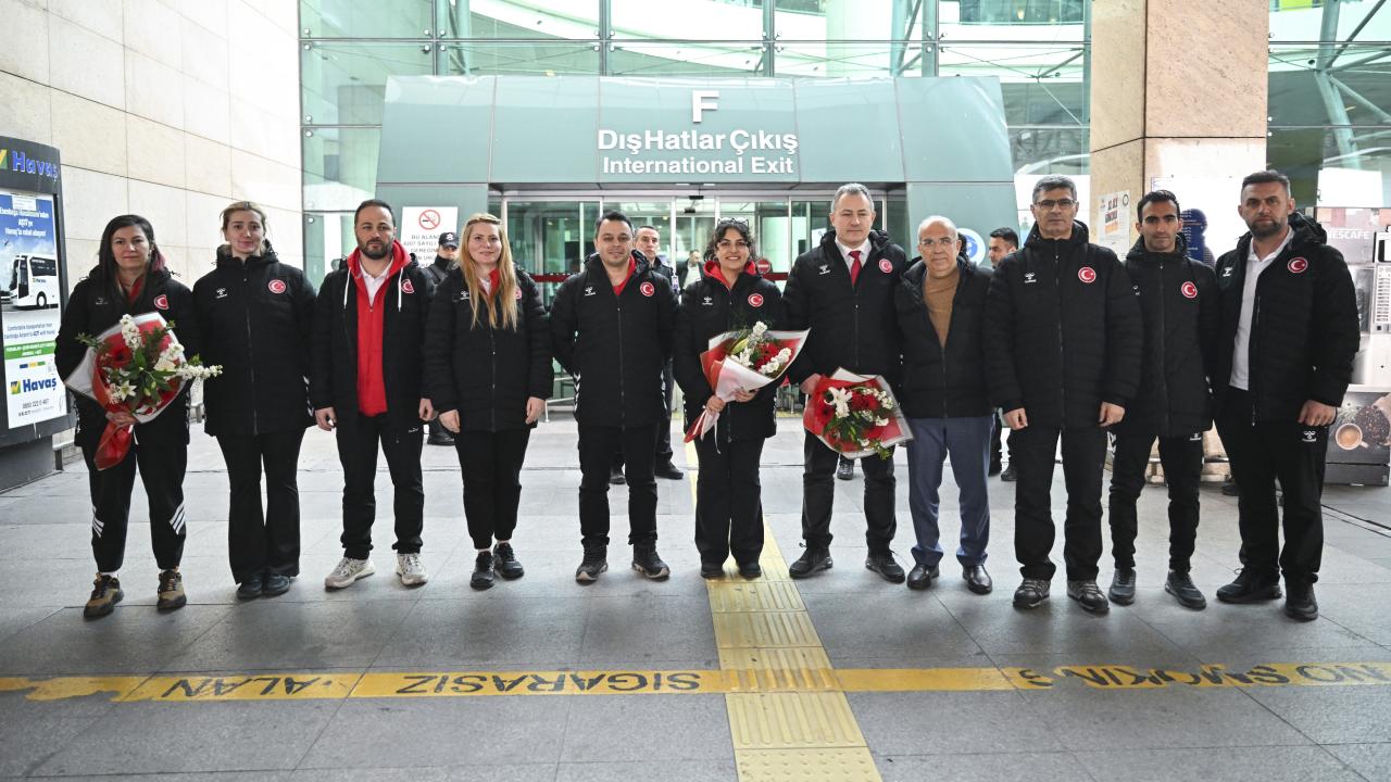 Milli atıcılar, çiçeklerle karşılandı