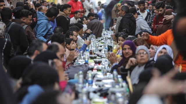 Kahire’de binlerce kişiyle toplu iftar programı düzenlendi