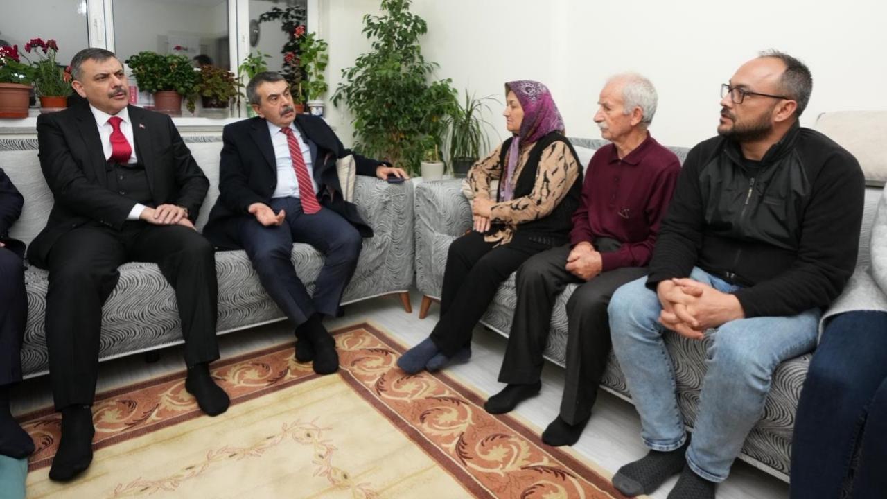 Bakanlar Tekin ve Çiftçi, öldürülen öğretmenin ailesine taziye ziyaretinde bulundu